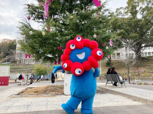 公園で遊ぶミャクミャク